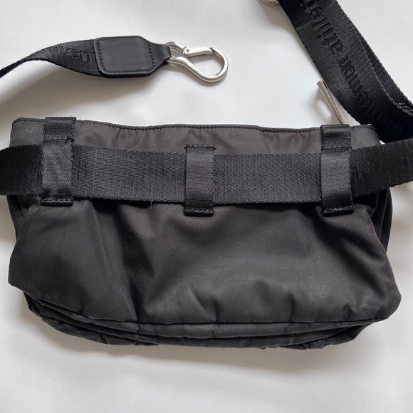 Lululemon Waist Bag Travel Sling Black Cross Body Chunky Metal Zip Front Pocket - Picture 2 of 9